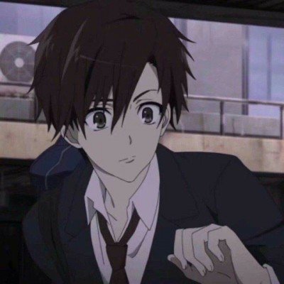 老人在绿化带扎篱笆种菜